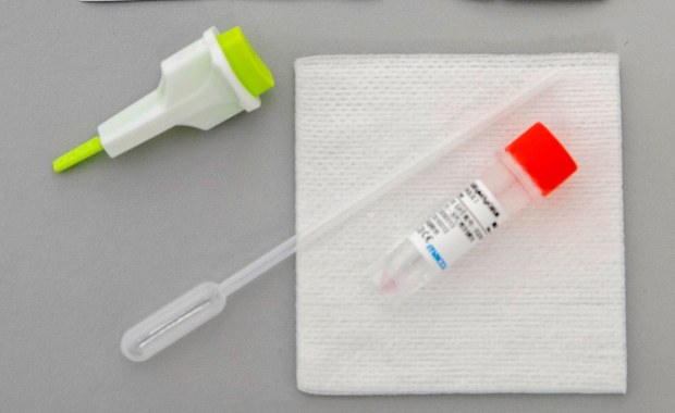 W Polsce spada liczba testów na koronawirusa, ministerstwo się tłumaczy