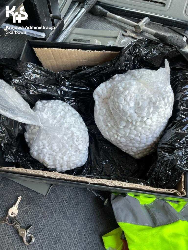 W Polsce sprzedaż popularnych leków na katar zawierających pseudoefedrynę jest ograniczona. /Izba Administracji Skarbowej w Katowicach /