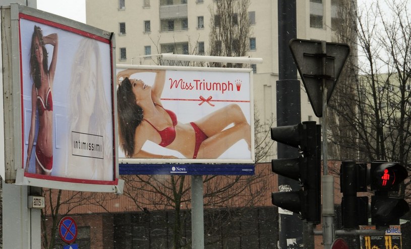 W Polsce takich reklam się nie usuwa. Czyżby Polacy byli bardziej odporni na kobiece wdzięki? /Włodziemierz Wasyluk /Reporter