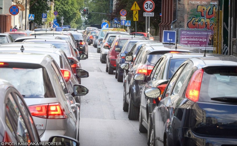 W Polsce też będą ograniczenia w ruchu starych aut? /Piotr Kamionka /Reporter