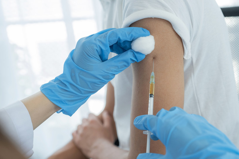 W Polsce trwają masowe szczepienia przeciwko koronawirusowi /123RF/PICSEL