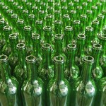 W Polsce w obrocie są butelki zwrotne warte 150 mln zł. Konsumenci jednak najczęściej wyrzucają je do śmieci