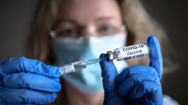 W Polsce w pełni zaszczepionych przeciw Covid-19 jest ponad 22 mln osób. /Shutterstock