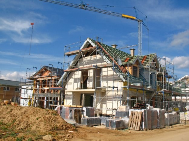 W Polsce wciąż buduje się więcej domów niż mieszkań /&copy; Panthermedia