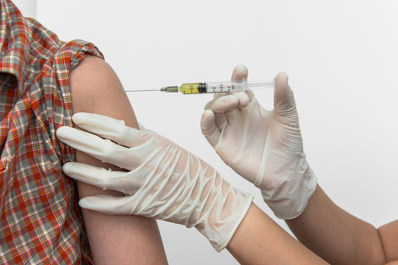 W Polsce wciąż mało osób szczepi się przeciw grypie /123RF/PICSEL