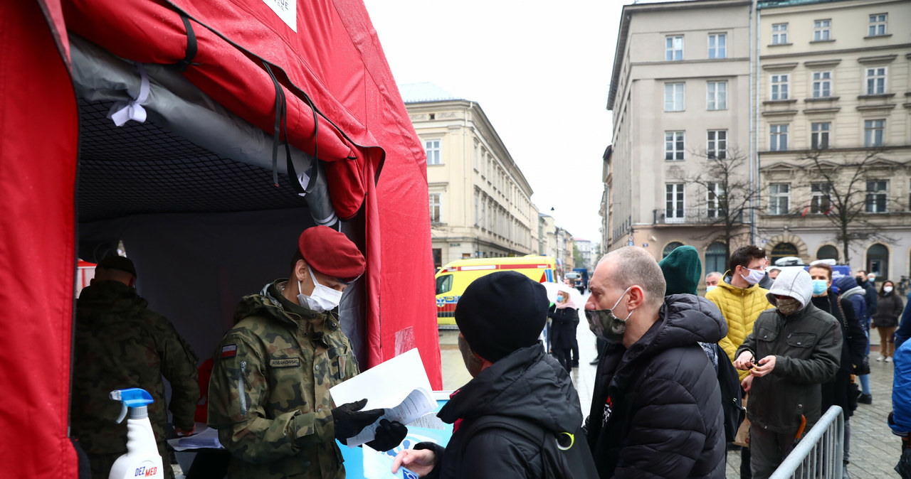 W Polsce zainteresowanie szczepieniami maleje wraz z wiekiem /Beata Zawrzel/REPORTER /Reporter