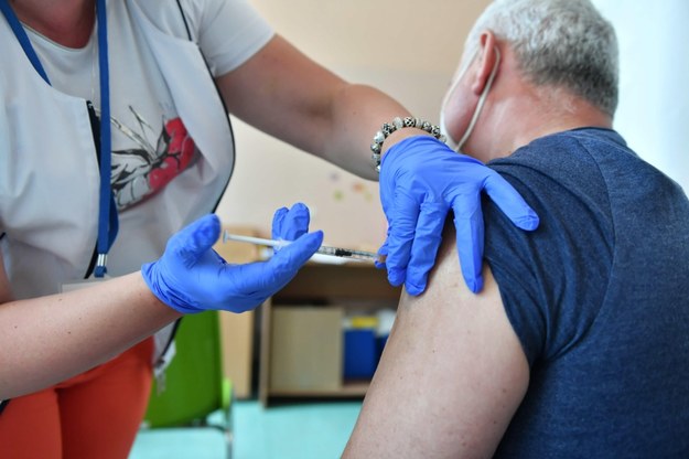 W Polsce zaszczepionych jest około 14 milionów osób /Grzegorz Michałowski /PAP