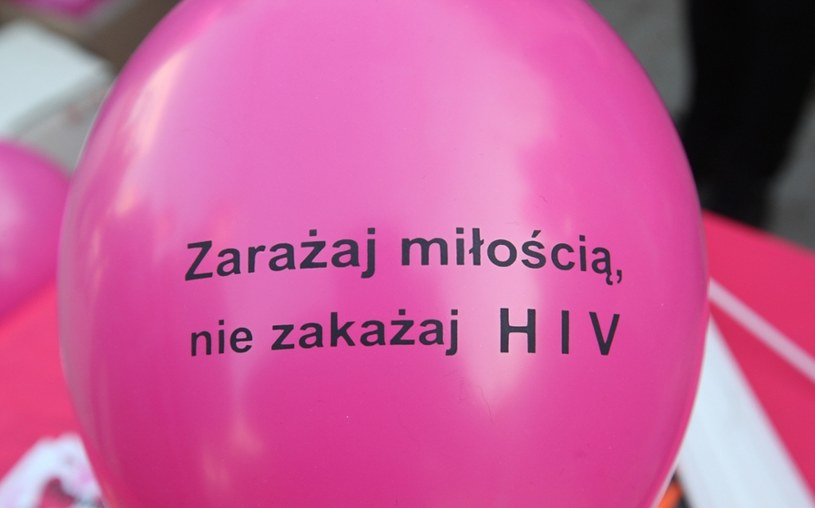 W Polsce zmarło dotąd 1418 osób zarażonych wirusem HIV /East News