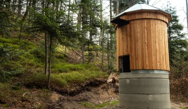 W polskich lasach stanęło 80 tajemniczych chatek. O co chodzi?