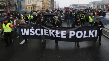 W polskich miastach "czarny wtorek". Widać czarne parasolki i transparenty o prawach kobiet