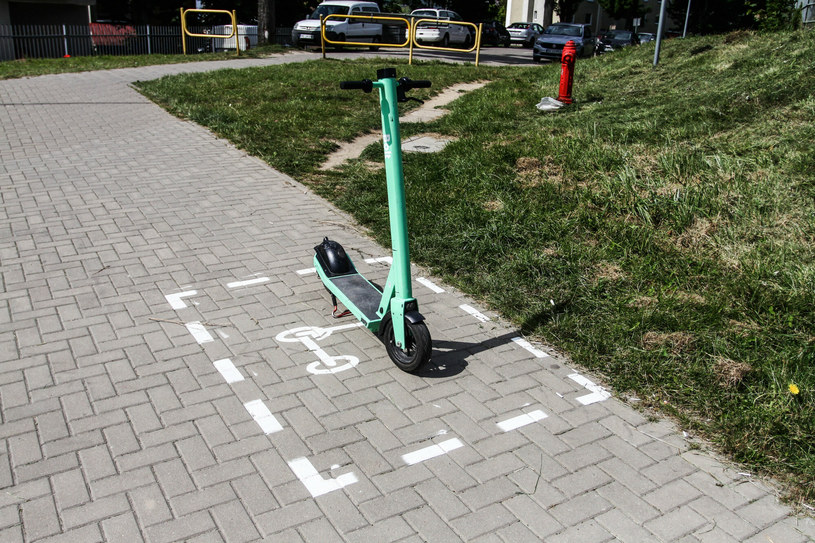 W polskich miastach coraz częściej możemy spotkać miejsca parkingowe dla hulajnóg elektrycznych /Artur Szczepański /East News