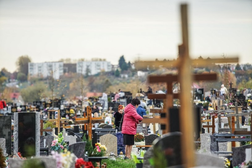 W polskich miastach na cmentarzach zaczyna brakować miejsc pod tradycyjne pochówki /Michal Fludra / NurPhoto / NurPhoto via AFP /AFP