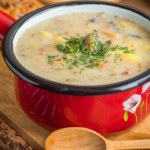 W polskiej kuchni jest od pokoleń, a miała powstać przypadkiem. Rozgrzewająca zupa pomaga w trawieniu i oczyszczaniu