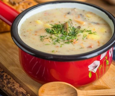 W polskiej kuchni jest od pokoleń, a miała powstać przypadkiem. Rozgrzewająca zupa pomaga w trawieniu i oczyszczaniu