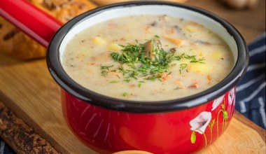 W polskiej kuchni jest od pokoleń, a miała powstać przypadkiem. Rozgrzewająca zupa pomaga w trawieniu i oczyszczaniu