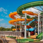 W polskim mieście rośnie imponujące kąpielisko. Kompleks zjeżdżalni i sztuczna fala