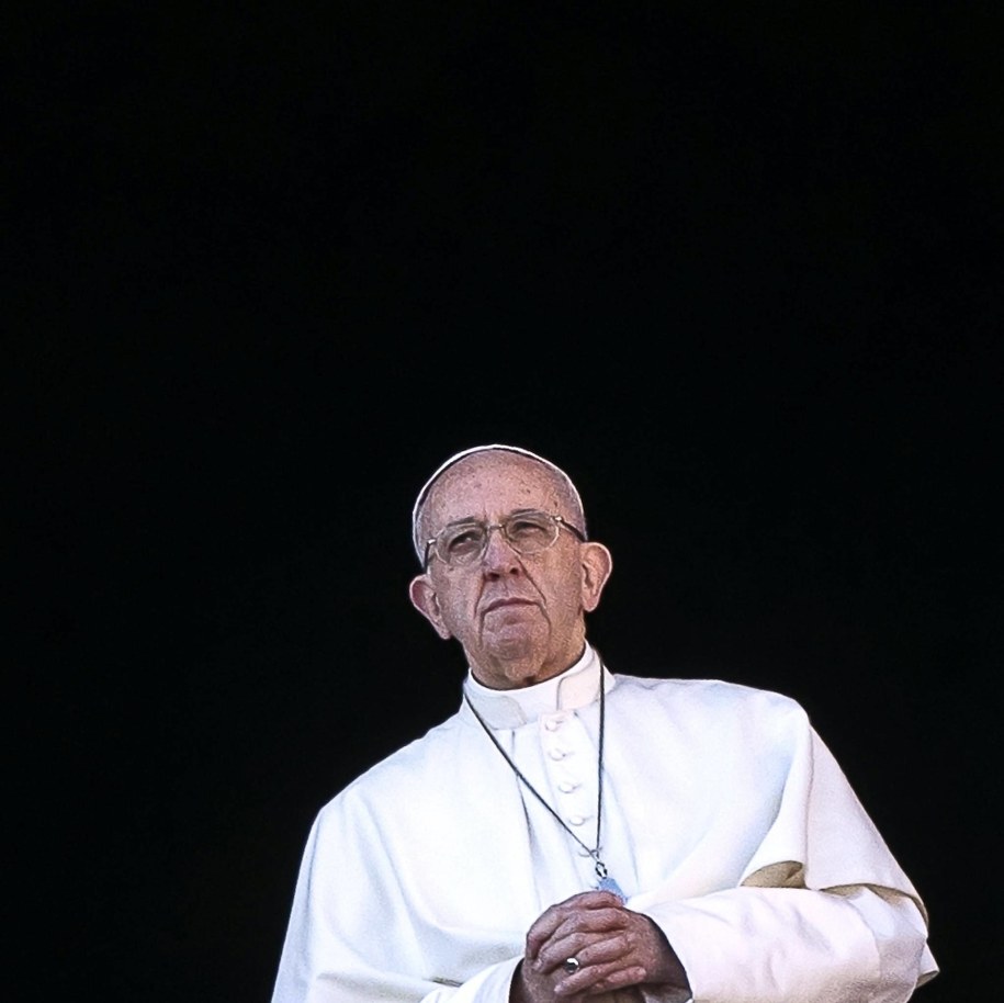 W południe papież Franciszek wygłosił bożonarodzeniowe orędzie, po którym złożył wszystkim świąteczne życzenia i udzielił błogosławieństwa Urbi et Orbi, czyli miastu i światu /ANGELO CARCONI /PAP/EPA