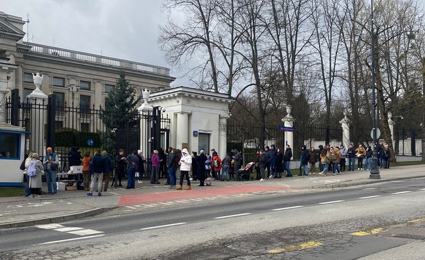 "W południe przeciwko Putinowi". Akcja przed ambasadą Rosji w Warszawie