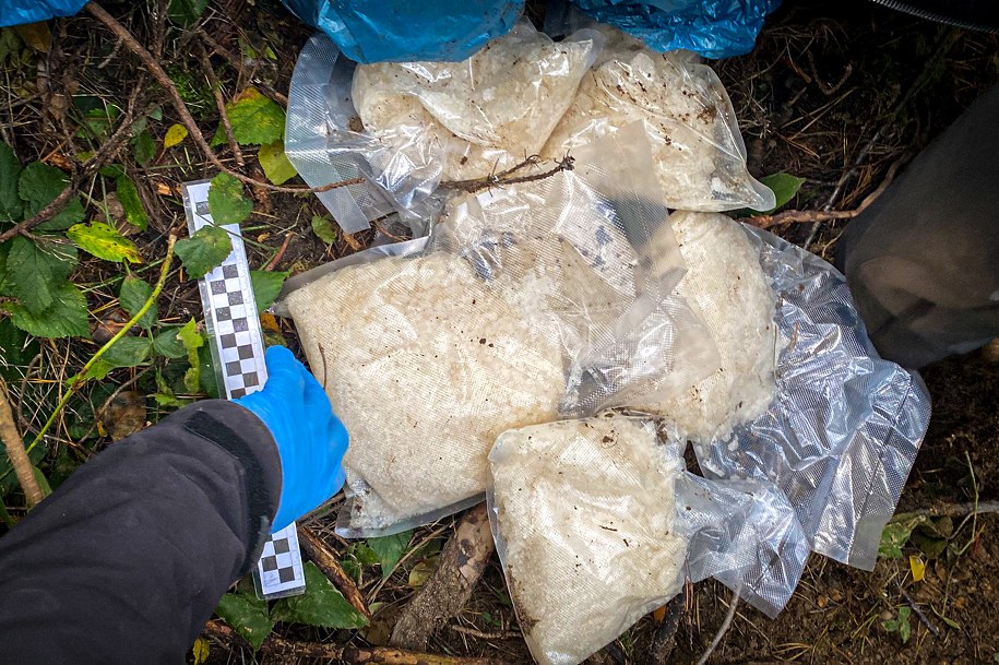 W pomieszczeniach gospodarczych, których używał zatrzymany, funkcjonariusze zabezpieczyli 9 tys. tabletek 4CMC i przeszło 3 kg marihuany /CBŚP