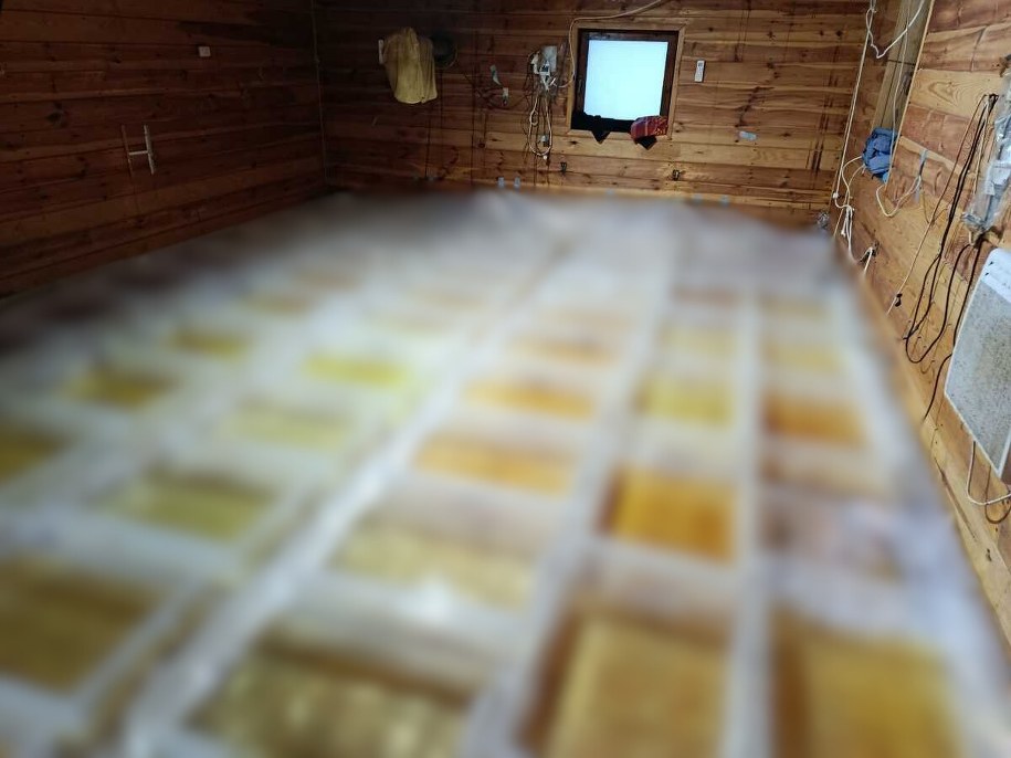 W pomieszczeniach znajdowały się pojemniki z cieczami wykorzystywanymi do syntezy nielegalnych substancji /Podlaska Policja