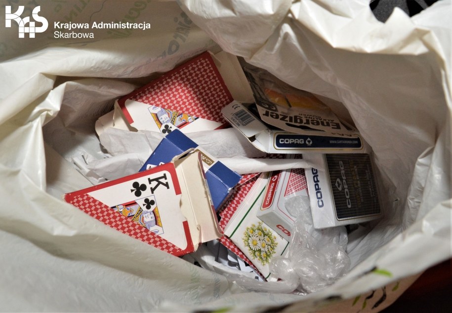 W pomieszczeniu funkcjonariusze zastali organizatora turnieju, dwie osoby obsługujące lokal a także 11 graczy /Pomorska Krajowa Administracja Skarbowa /Materiały prasowe