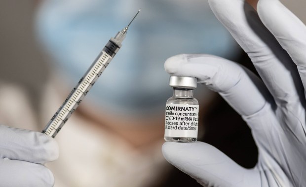 W poniedziałek do Polski trafi 870 tys. dawek szczepionki Pfizera