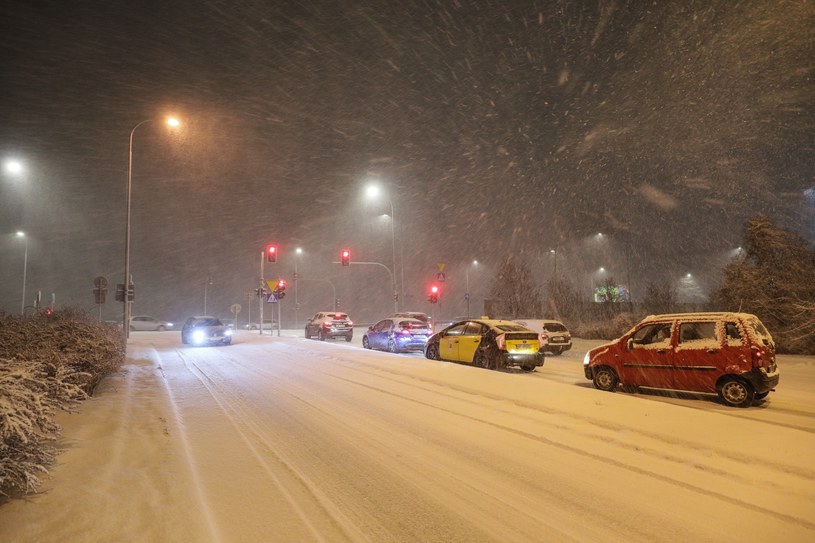W poniedziałek na Warszawą przeszła burza śnieżna i znacznie pogorszyły się warunki do jazdy /Paweł Supernak /PAP