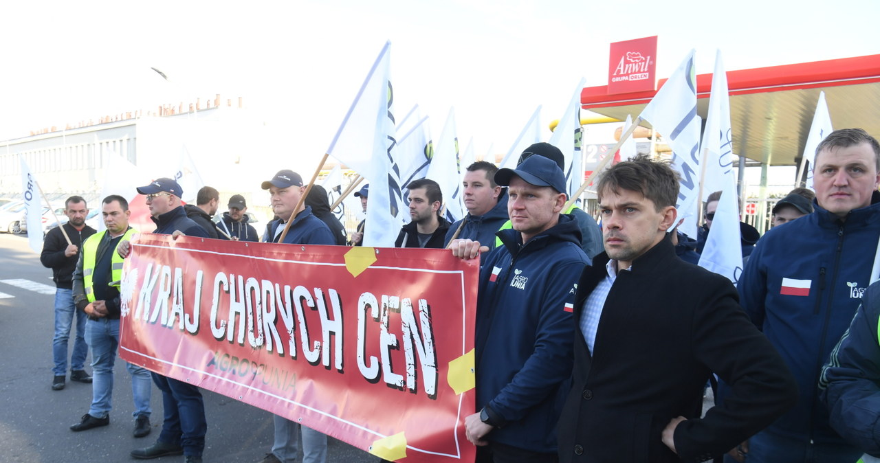 W poniedziałek o g. 9:00 rozpoczęła się blokada przed produkującym nawozy zakładem Anwil we Włocławku /Tytus Żmijewski /PAP