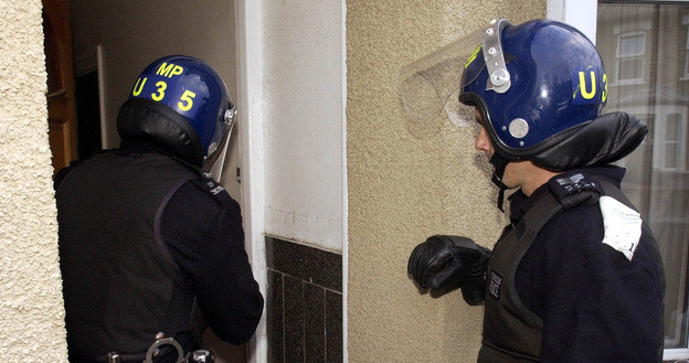 W poniedziałek około stu funkcjonariuszy policji dokonało przeszukań pomieszczeń prywatnych /AFP