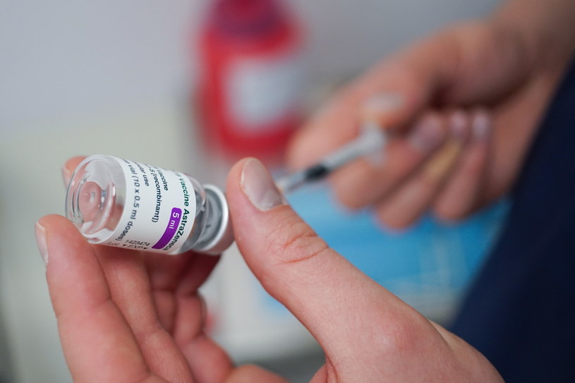 W poniedziałek rozpoczęły się zapisy na szczepienia dla osób w wieku 65 i 66 lat. Podany im zostanie preparat firmy AstraZeneca / 	Leszek Szymański    /PAP