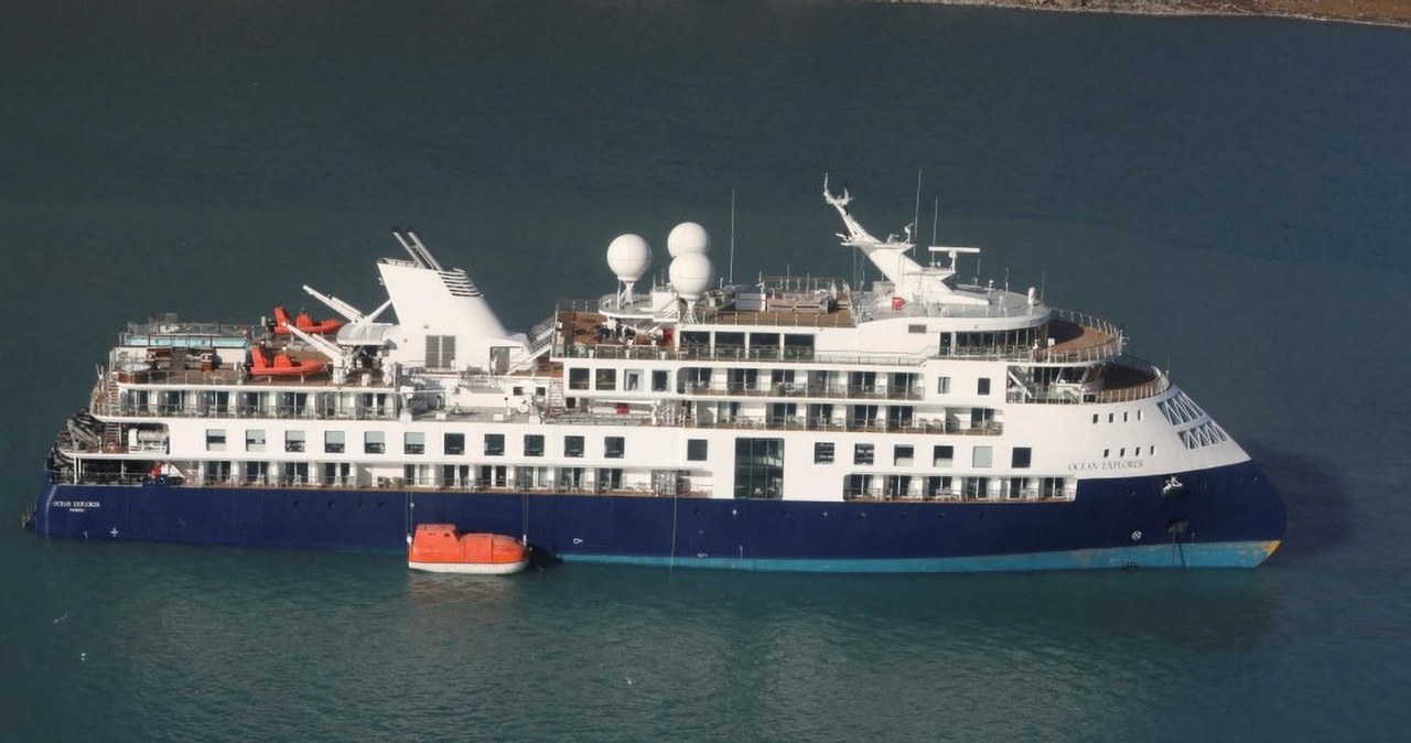 W poniedziałek statek wycieczkowy Ocean Explorer osiadł na mieliźnie i utknął na Grenlandii /DANISH AIR FORCE/ARCTIC COMMAND / Reuters / Forum /Agencja FORUM