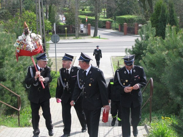 W poniedziałek wielkanocny strażacy z OSP Sieradz-Monice chodzą z kogutkiem /OSP Sieradz-Monice /Materiały prasowe