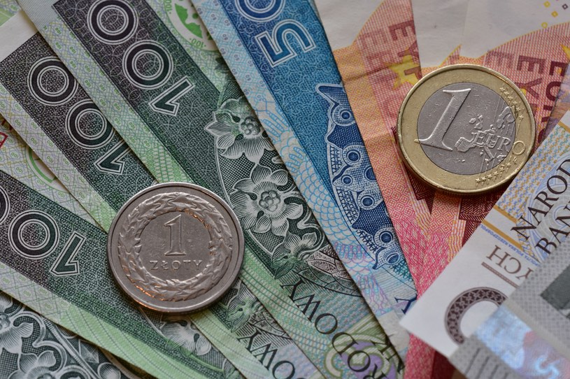 W poniedziałek złoty umacniał się wobec głównych walut. We wtorek 9 stycznia RPP podejmie decyzję w sprawie stóp procentowych /123RF/PICSEL