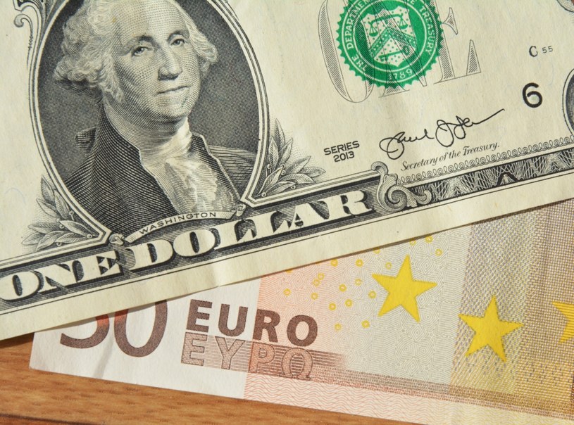 W poniedziałek złoty umocnił się do euro i dolara /123RF/PICSEL