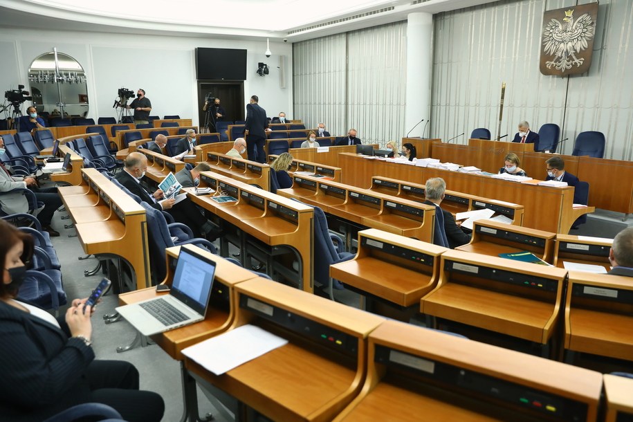 W poniedziałkowym posiedzeniu udział wzięli wszyscy senatorowie, w tym dwóch zdanie /Rafał Guz /PAP