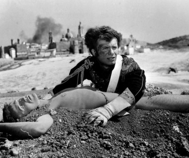 W "Popiołach" jedną z pierwszych kinowych ról zagrał Jan Nowicki. 

Sebastian Łupak przypomniał na łamach "Newseeka" scenę, w której nagi bohater Nowickiego, kapitan Wyganowski, umiera na tle Saragossy. "Kręciliśmy to na plaży w Bułgarii" - wspominał Nowicki. "Za mną atrapa miasta, ja nagi w piachu, który ma przysypać moje martwe ciało. Dla efektu dali tam dmuchawę. Ten piach ze mnie spada. Bułgarzy śmieją się ze mnie. Więc zawstydzony proszę siedzącego obok mnie Bogusia Kierca: 'Zasyp mi ptaka! Zasyp mi ptaka!'".