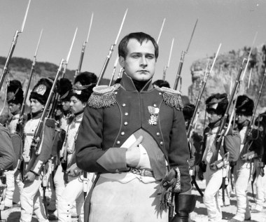 W "Popiołach" oglądaliśmy na ekranie również: Stanisława Mikulskiego wcielającego się w podkomendnego kapitana Wyganowskiego; Arkadiusza Bazaka - odgrywającego rolę kompana księcia Józefa Poniatowskiego oraz Janusza Zakrzeńskiego w kostiumie Napoleona Bonaparte (na zdjęciu).