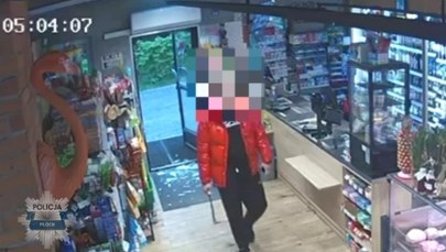 W popłochu chowali się na zapleczu. 27-latek z maczetą wtargnął do sklepu NAGRANIE
