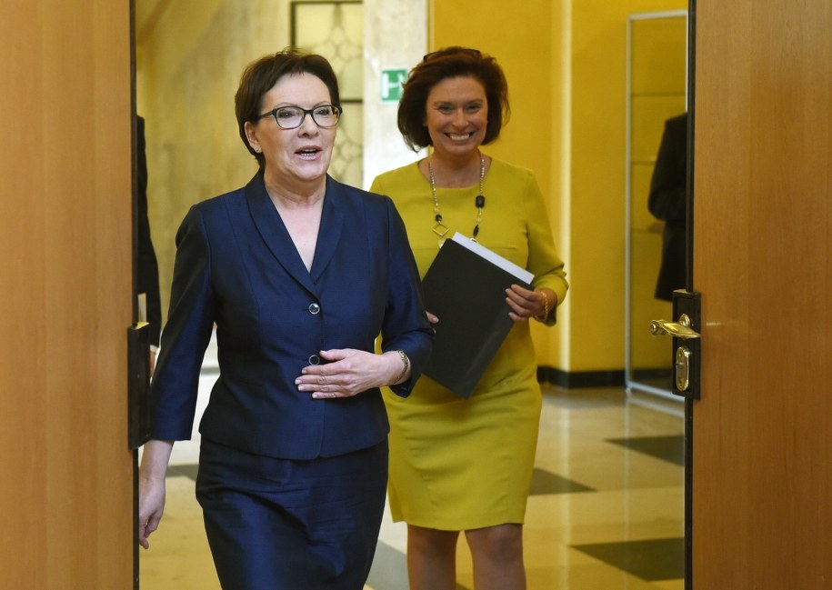 W porównaniu z majem PO straciła 3 pkt procentowe /Radek Pietruszka /PAP