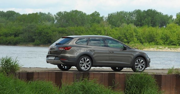 W porównaniu ze standardowym kombi wersja X-Perience  ma prześwit  zwiększony o 2,7 cm. /Motor