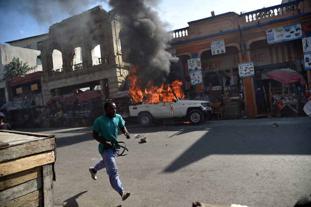W Port-au-Prince ok. 2 tys. demonstrantów wznosiło barykady z opon, które następnie podpalano /AFP