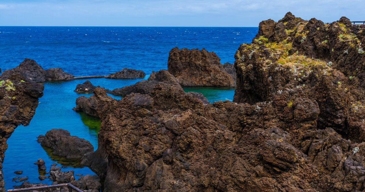 W Porto Moniz, na północno-zachodnim wybrzeżu Madery znajdują się naturalne baseny uformowane przez lawę. /Pixel