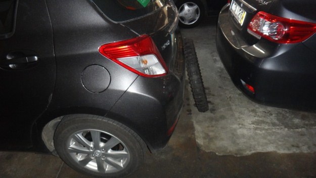 W Porto odstawiamy yarisa do garażu. Przed kontaktem z sąsiednim pojazdem ma nas uchronić... opona /INTERIA.PL