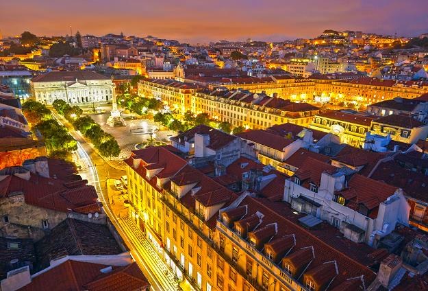 W Portugalii drastycznie spadła siła nabywcza. Na zdjęciu nocna Lizbona /&copy;123RF/PICSEL