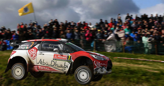 W Portugalii Kris Meeke pojechał świetny rajd... /AFP