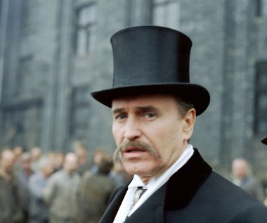 W postać seniora rodu - pszczyńskiego księcia Hansa Friedricha von Teussa - wcielił się Jan Nowicki. Najpierw rozpada się jego pierwsze małżeństwo, a potem, w atmosferze skandalu, także drugie. Rozpadają się więzi rodzinne - każdy z synów wybiera inną drogę - zdrady. Jeden (Bogusław Linda) zdradza ojca, uwodząc jego żonę. Drugi (Jan Englert) zdradza Niemcy, wybierając polskość; trzeci (Olgierd Łukaszewicz) zdradza wszystko i wszystkich, wybierając nazizm i doprowadzając rodzinę do bankructwa. Kopalnie von Teussów na Śląsku przechodzą pod polski zarząd przymusowy. Na dziejową scenę wkracza niemiecki faszyzm. 