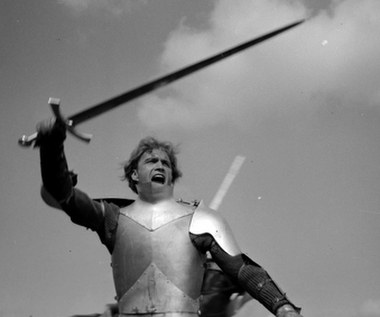 W postać Zbyszka z Bogdańca wcieliła się Mieczysław Kalenik. Początkowo do roli tej przymierzany był Bogusz Bilewski. Aktor wspomina, że reżyser zaproponował mu rolę w SPATiF-ie. "'Kogo miałbym grać?' - zapytałem. 'Na przykład Zbyszka z Bogdańca'. Nie wierzyłem własnym uszom. Okazało się jednak, że kandydatura Bogusza nie jest przesądzona. Kiedy zaproszono mnie z tekstem roli na Łąkową do Łodzi, byłem tak zdenerwowany, że nie mogłem powiedzieć ani słowa. Pierwsza próba wypadła fatalnie. Ford jednak nie rezygnował i zaprosił mnie na kolejną do Warszawy" - opowiadał aktor.