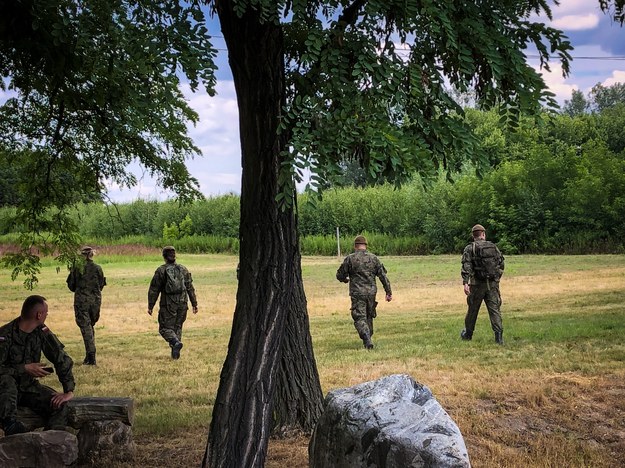 W poszukiwaniach uczestniczą żołnierze Wojsk Obrony Terytorialnej /Jakub Rutka /RMF FM