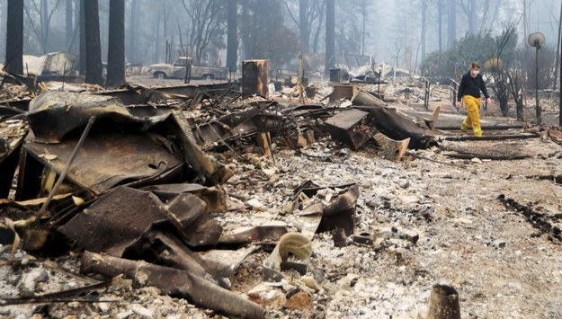 W pożarach zginęły co najmniej 63 osoby /Li Ying /PAP/EPA
