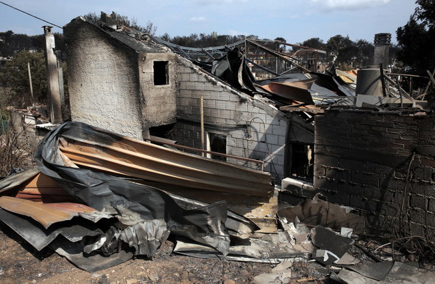 W pożarach zginęły co najmniej 83 osoby /SIMELA PANTZARTZI  /PAP/EPA